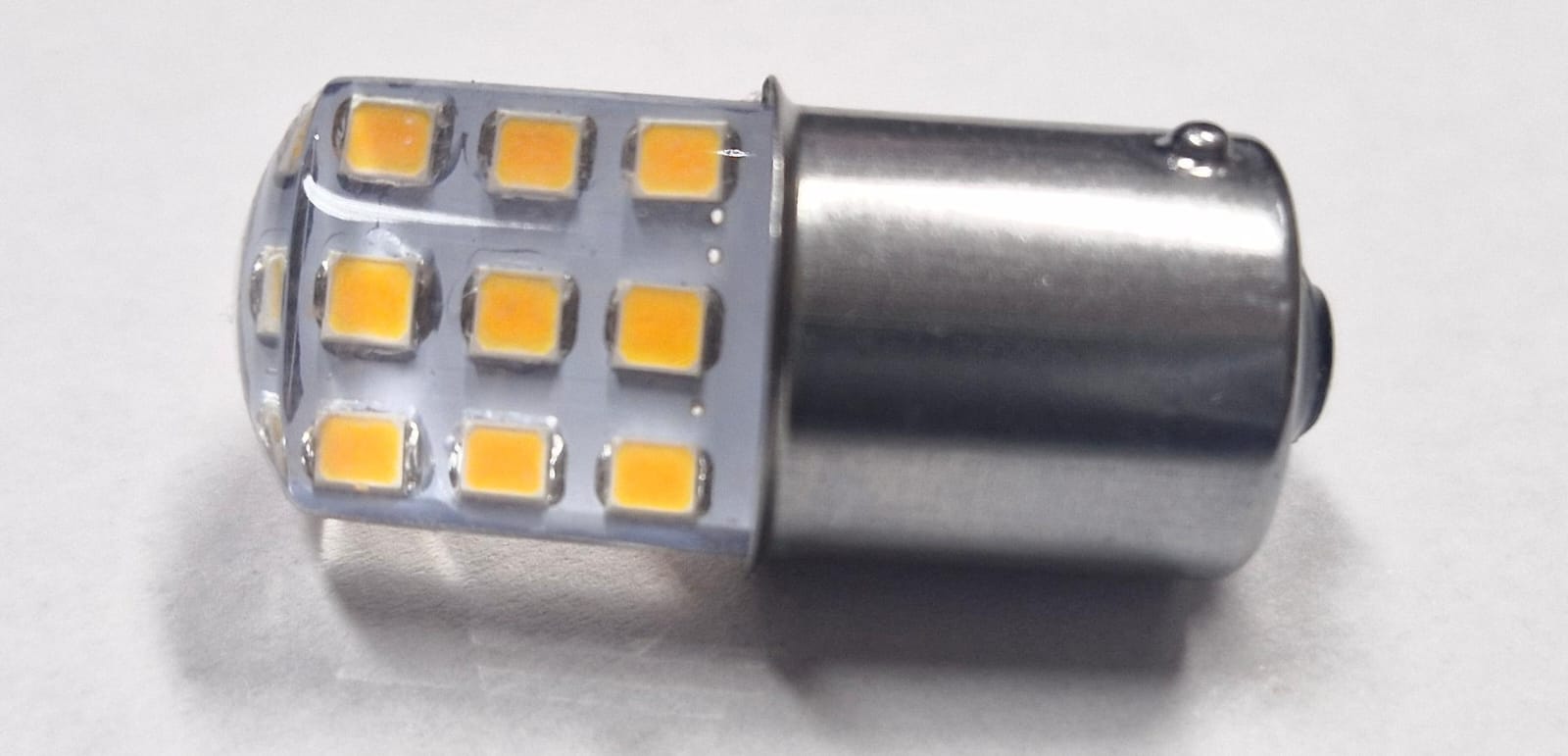 WhatsApp Image 2025-12-17 at 09.24.12 LAMPARA DE LED 1141 AMBAR P DESPLAZADA SILICONADA - Imagen 1